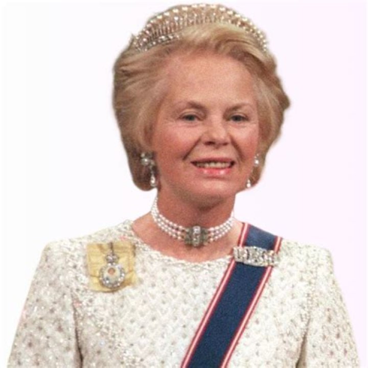 Queen Noor Biography, Age, Height, Husband, Net Worth, Family |